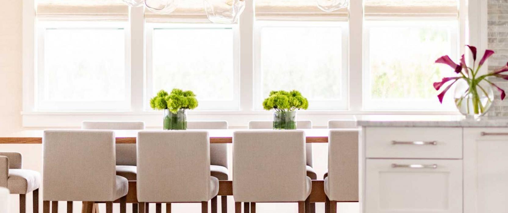 厨房桌子上有绿色植物和窗户的墙壁